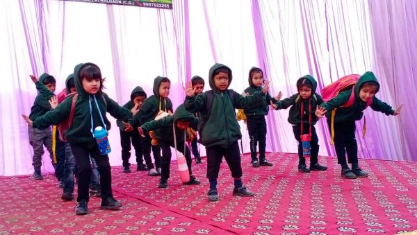 स्कूल में वार्षिक समारोह, बच्चों ने मोहा मन