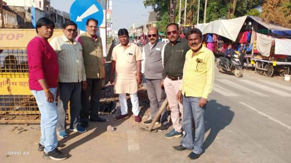 नपाध्यक्ष ने लिया ट्रैफिक सिग्नल कार्य का जायजा