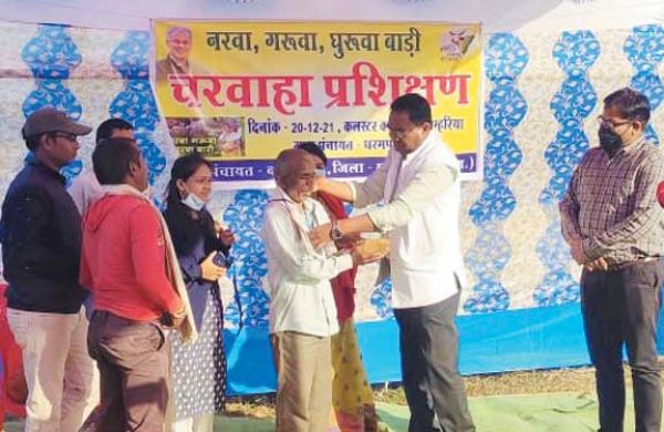 गोवंश की और बेहतर तरीके से देखभाल खातिर चरवाहों को दिया जा रहा प्रशिक्षण