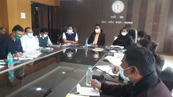 ओमिक्रॉन की आशंका के बीच कलेक्टर ने जांच और टीकाकरण बढ़ाने दिए निर्देश