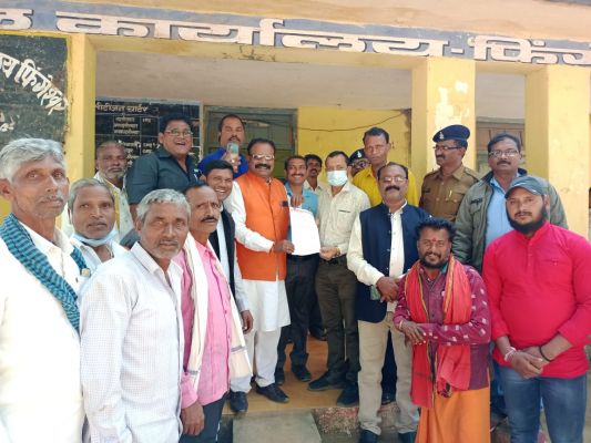 2 साल पुराना बोनस की मांग  किसानों ने सौंपा ज्ञापन
