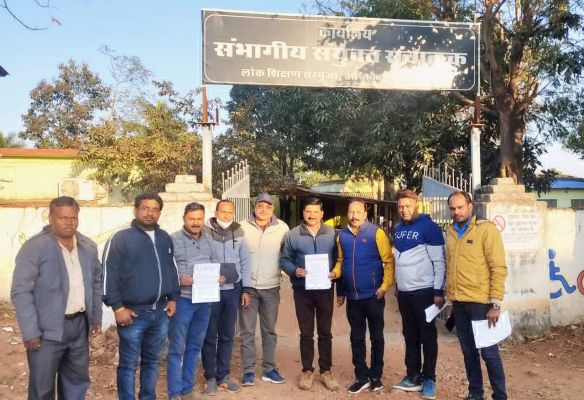 शिक्षक एलबी संवर्ग के पदोन्नति प्रक्रिया शुरू करने सौंपा ज्ञापन