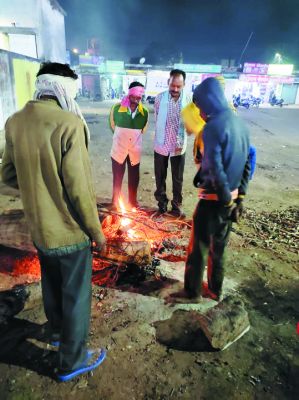 सुबह-शाम शीतलहर की चपेट में महासमुंद जगह-जगह जलने लगे अलाव