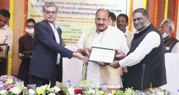 कृषक प्रतिनिधियों का शाल-श्रीफल एवं प्रशस्ति पत्र से सम्मान