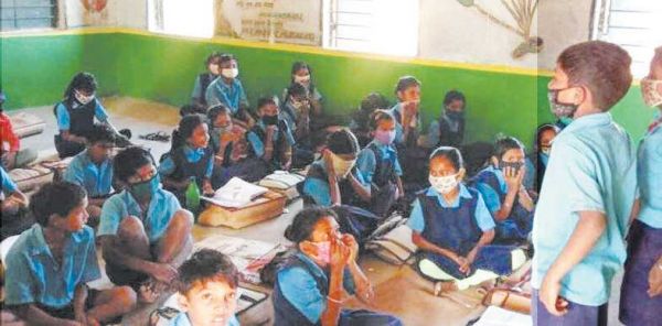 शिक्षक हड़ताल पर, स्कूल में बच्चे खेल-खेल में बिता रहे समय