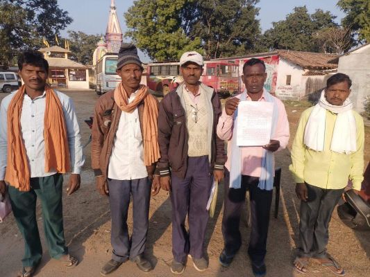 तीन पीढ़ी से काबिज जमीन का फर्जी रूप से पट्टा बनवा लेने का आरोप