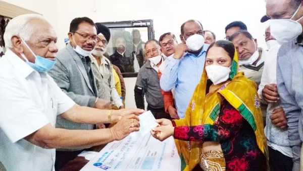 विधायक के हाथों गौरव की मां को 50 लाख का चेक