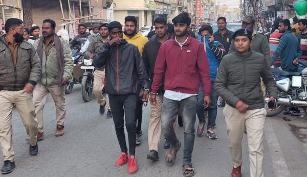 पुलिस अभिरक्षा से खींचकर की 3 युवकों की पिटाई, पुलिसकर्मी पर हमला भी