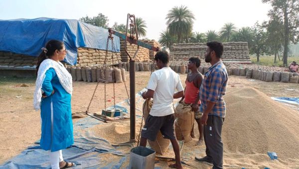 वजन से अधिक ले रहा था धान