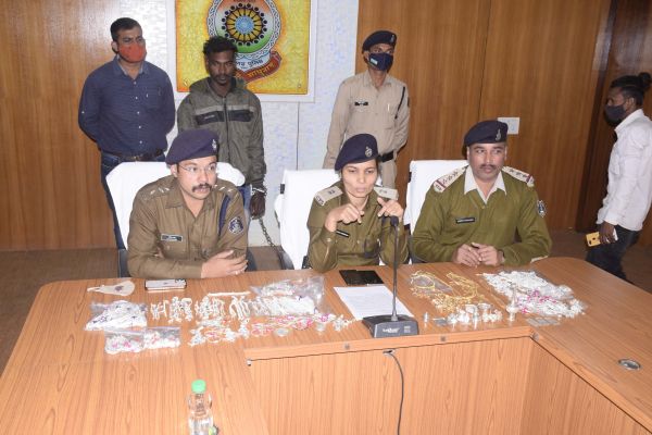 गोवा घूमने ज्वेलर्स दुकान में की थी चोरी