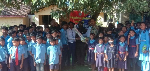 स्कूली बच्चों को ऑनलाइन ठगी से बचने के बताए तरीके, यातायात नियमों की दी जानकारी