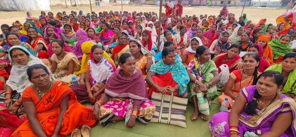 समूह की महिलाओं ने राज्य सरकार के खिलाफ खोला मोर्चा, 3 दिनी धरना