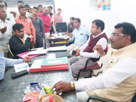 धान वापस करने की मांग को ले किसान धरने पर