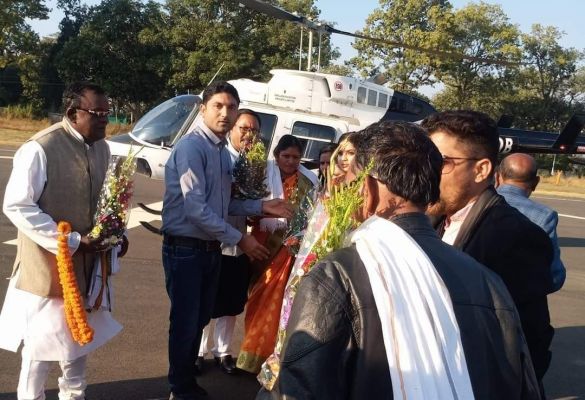 दूल्हे ने वादा निभाया, हेलीकॉप्टर से दुल्हनियां लाया