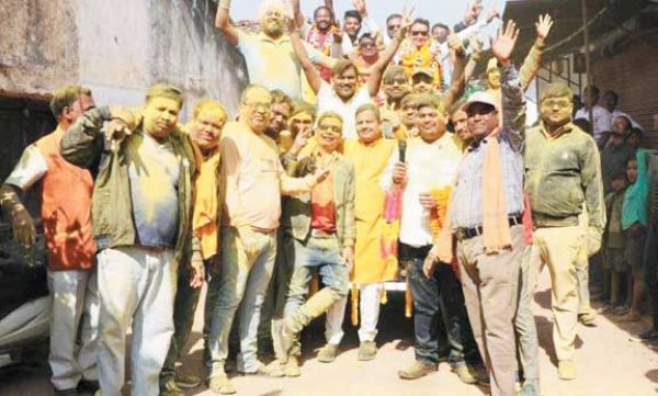 बसना में नीलांचल प्रमुख संपत ने जीत के बाद निकाला विजय जुलूस