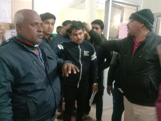 पुलिस बताकर पिस्तौल की नोक पर दो युवक की पिटाई, भीड़ देख भागे, एक गिरफ्तार