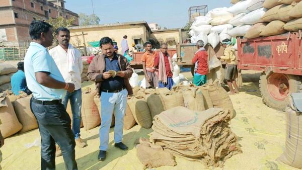 धान खरीदी केंद्र में सौ बोरा धान जब्त