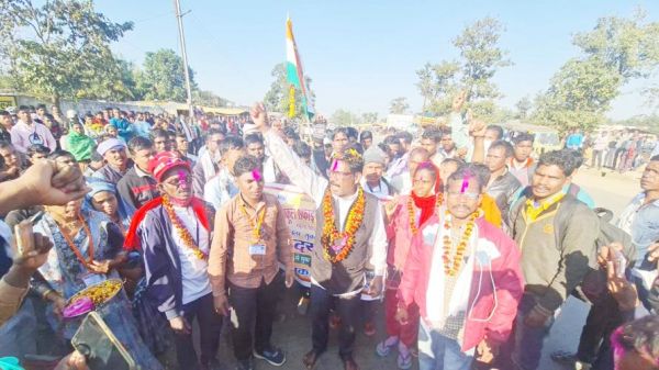 मांगों को लेकर रायपुर जाने स्कूल सफाई कर्मी पैदल निकले