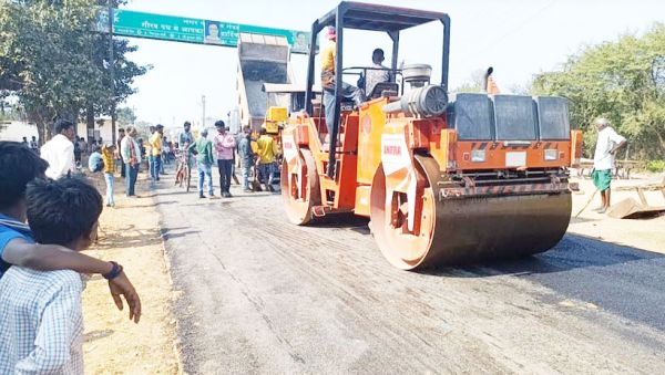 सडक़ डामरीकरण, वार्डवासियों ने घटिया निर्माण का लगाया आरोप
