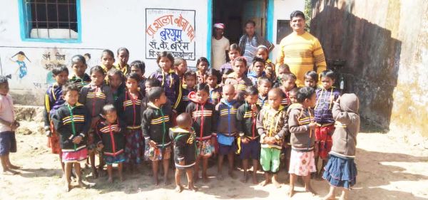 शिक्षक ने स्कूली बच्चों को दिये स्वेटर, पार्षद ने जरूरतमंदों को बांटे कंबल
