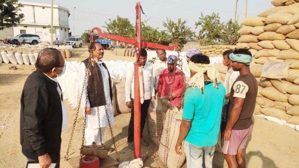 सहकारिता मंत्री टेकाम ने किया धान उपार्जन केन्द्र का औचक निरीक्षण