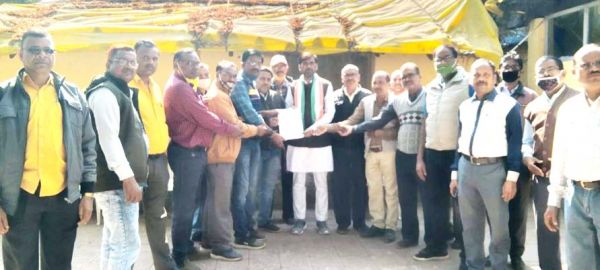 पुरानी पेंशन योजना का लाभ देने जिपं अध्यक्ष को सौंपा ज्ञापन