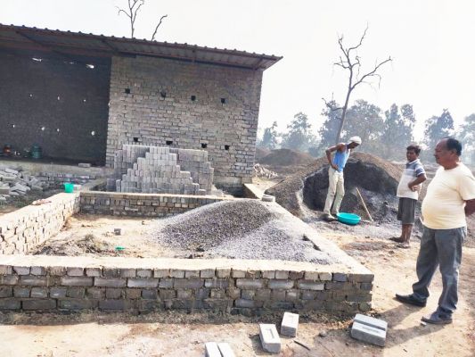 कोटवारी जमीन पर बन रहा ढाबा, नोटिस के बाद भी कार्रवाई नहीं