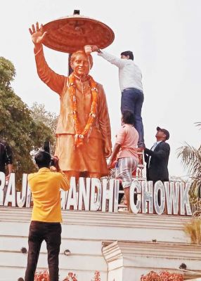  मेयर ने की राजीव गांधी की प्रतिमा की सफाई