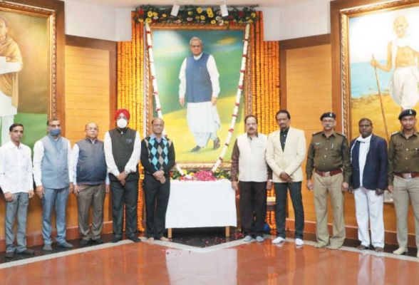 विधानसभा परिसर में पूर्व पीएम अटल बिहारी वाजपेयी को श्रद्वासुमन अर्पित