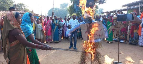 परसा कोल खदान का विरोध, ग्रामीणों ने गहलोत व अदानी कंपनी का फूंका पुतला