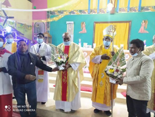 प्रभु यीशु के जन्म की खुशियों में डूबा रहा मसीही समाज, आतिशबाजी व केक काटकर मनाया जश्न