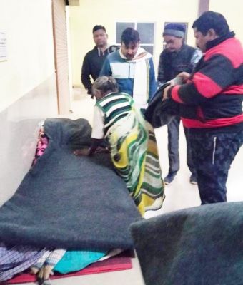 विधायक ने जरूरतमंदों को बांटें गर्म कंबल व कपड़े