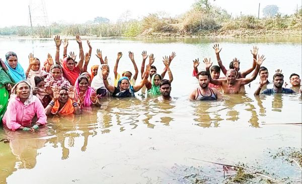 राजस्व गांव की चाह में कर रहे जल समाधि,