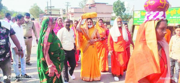 कलश यात्रा के साथ देवी भागवत महापुराण कथा शुरू