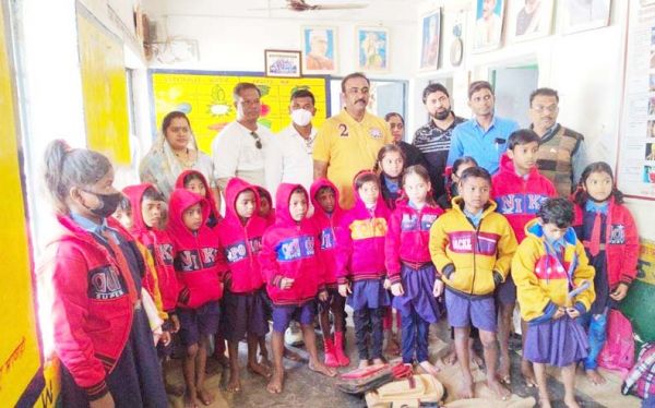 दिव्यांग बच्चों को नपाध्यक्ष ने बांटेस्वेटर