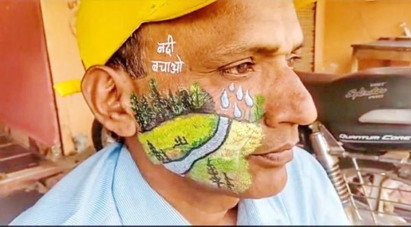 पर्यावरण प्रेम ऐसा, चेहरे पर पुतवा ली पेंटिंग, खुद के खर्चे से करते हैं बेहतरीन कार्य