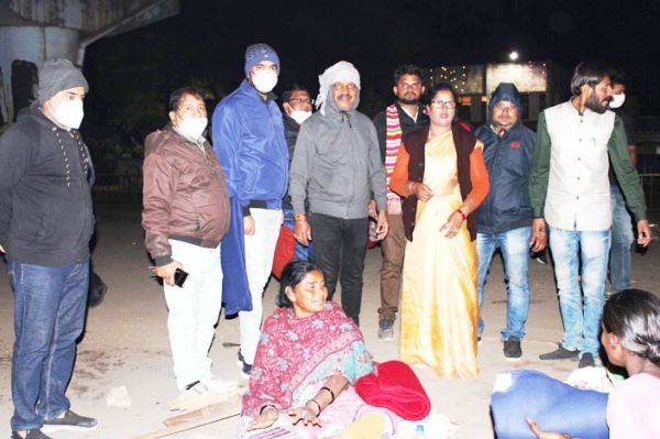 शीतलहर से बचाने मेयर ने बांटे कंबल