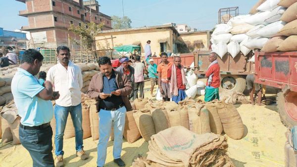 खरीदी केन्द्र से धान जब्त, जांच जारी