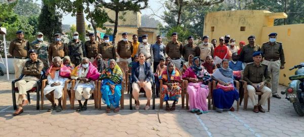 एसपी ने जरूरतमंदों को बांटे कंबल