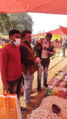 दुकानों से पॉलीथिन जब्त, जुर्माना