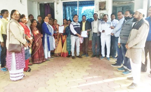 शिक्षक कल्याण संघ की अगुवाई में शिक्षकों ने सौंपा ज्ञापन