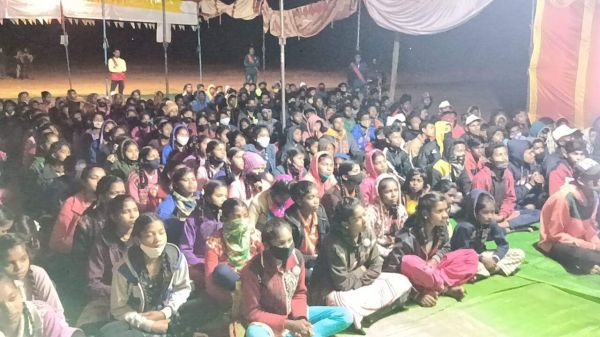 विद्यार्थियों को दी सडक़ सुरक्षा यातायात नियमों की जानकारी