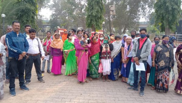 पुनर्वास के मुद्दे पर नक्सल पीडि़त परिवारों ने कलेक्टर को सौंपा ज्ञापन