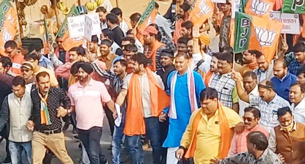 एफआईआर के विरोध में भाजयुमो ने थाना घेरा, रद्द करने की मांग