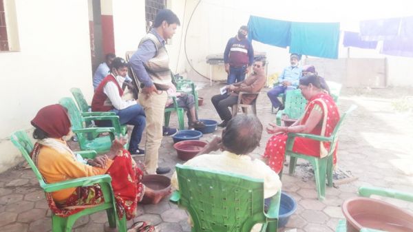 कुष्ठ मरीजों को दी गई स्वास्थ्य संबंधी जानकारी, विशेष चप्पलों का वितरण