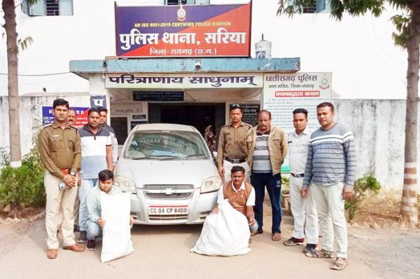कार से गांजा लाते दो तस्कर पकड़ाए  