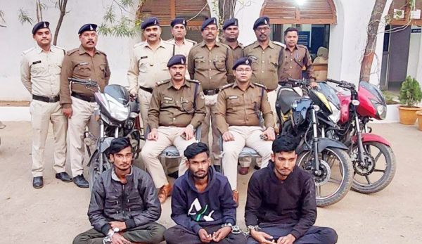 बाइक चोरी के आरोप में दो नाबालिग सहित 5 गिरफ्तार