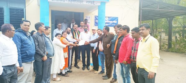 भाजपाईयों ने एसडीएम को सौंपा ज्ञापन