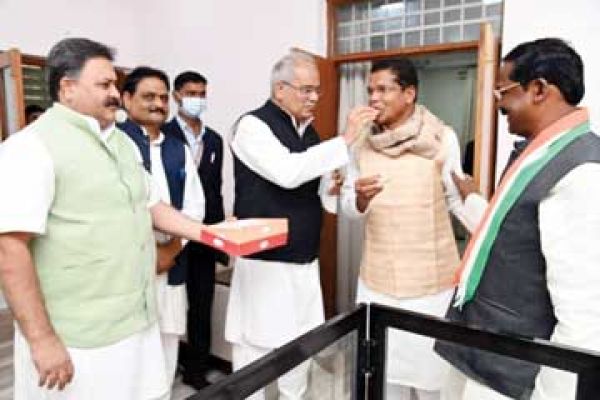 नगरीय निकाय चुनाव में जीत पर सीएम मरकाम ने एक दूसरे को दी बधाई