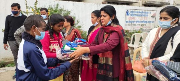 ऑफिसर्स क्लब ने मिलाया प्रशासन के साथ हाथ, अलग-अलग जगहों पर बांटे गर्म कपड़े